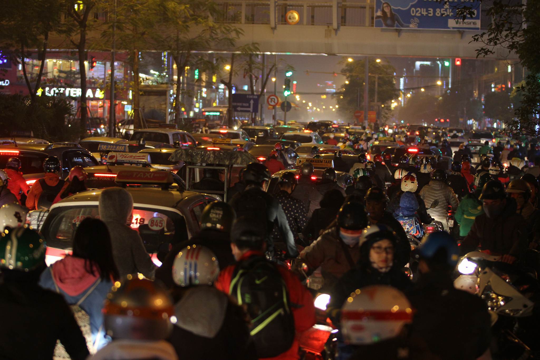 Tắc khắp ngả đường Hà Nội ngày cuối năm